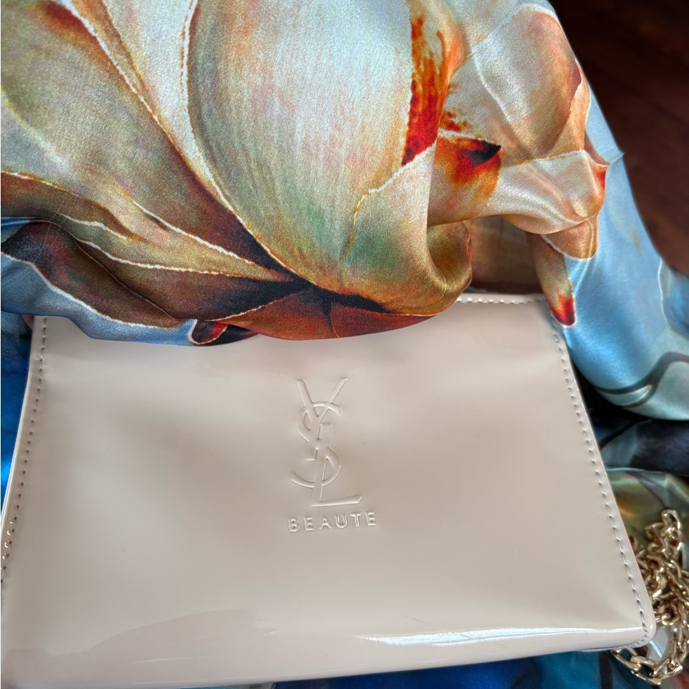 Louis Vuitton Beaute Ivory Clutch Gold Toned Chain and Bag Charm Shoulder Bag